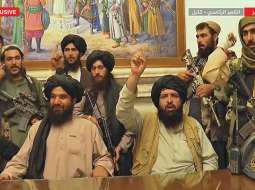 Al-Jazeera televīzijas videokadrā redzami talibu kaujinieki Afganistānas prezidenta pilī 16. augustā. Pats prezidents Asrafs Gani burtiski dažas stundas pirms talibu ienākšanas galvaspilsētā pameta valsti, automašīnu eskorta pavadībā dodoties nezināmā virzienā.
Foto — Scanpix