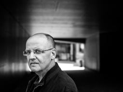«Tagad arī mūsu kultūrā ir tāds stāvoklis, kurā sabiedrība ir kļuvusi gļēva un tai vairs nav īstu emociju,» domā rakstnieks Egīls Venters.
Foto — Kristaps Kalns