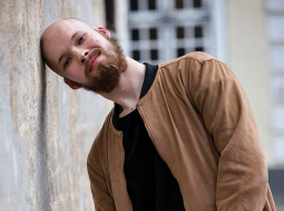 Trīs mēnešus pēc Covid-19 pārslimošanas Danielam Simsonam izkrita mati.
Foto — Ieva Salmane