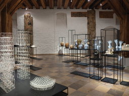 Izstādē skatāmi 19 Baltijas mākslinieku darbi, priekšplānā — Martinsona balvas 2021 ieguvēja Daiņa Pundura Porcelāns un apzinātie sapņi.
Foto — Didzis Grodzs