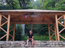 Festivāla Saldus Saule rīkotājs un mūziķis Andris Akermanis paša izveidotajā Ērika lapenītē, kas veltīta leģendārajam ģitāristam Ērikam Ķiģelim