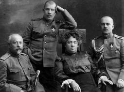 Aizamūras robežsargu brigādes pulka komandieris pulkvedis Pēteris Mežaks ar ģimeni — sievu Alisi (dzimusi fon Laurentija), dēliem Lorisu un Egonu Anatoliju. Ap 1910. gadu. No Ērika Jēkabsona privātā arhīva