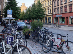 Tērbatas iela šogad ir atvērta visiem satiksmes dalībniekiem, kas ir funkcionāli veiksmīgāks risinājums salīdzinājumā ar pagājušā gada projektu, kad iela tika slēgta autotransportam.
Foto — Ieva Zībārte