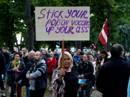 Pikets Vecrīgā pret obligātu vakcināciju. Foto: Zane Bitere, LETA