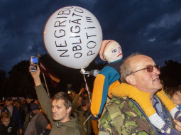 Mītiņš pret obligāto "Covid-19" vakcināciju 18.augustā pie Ministru kabineta. Foto: Edijs Pālens, LETA