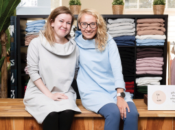 Anna Andersone 
(pa labi), SIA Be-With dibinātāja un īpašniece, un uzņēmuma operatīvā vadītāja Karīna Plotņikova, bez kuras enerģijas un pozitīvisma veiksmīgu darbu uzņēmumā īpašniecei grūti iedomāties.
Foto — Ieva Salmane