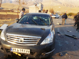 Kodolzinātnieka Mohsena Fahrizades vadītā sašautā Nissan Teana un asinis uz ceļa pēc atentāta pagājušā gada 27. novembrī.
Foto — Scanpix