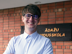 «Diemžēl tā ir — kļūstot par skolotāju, vairums profesionāļu finansiāli zaudē. Runājot ar citiem Mācītspēka dalībniekiem, sapratām, ka mums visiem ir bijusi izvēle starp labi apmaksātu darbu un skolotāja darbu, kurā gūt gandarījumu un dot ieguldījumu Latvijas attīstībai, bet nesaņemt atbilstošu samaksu,» saka jaunais fizikas skolotājs Jēkabs Krīgerts.
Foto — Ieva Salmane