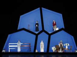 Izrādes scenogrāfe — Ieva Jurjāne.
Foto — Kristaps Kalns