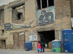 Bērni Kabulas centrā dodas pēc ūdens. Foto: AFP/Scanpix/LETA