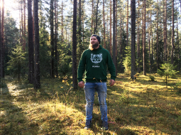 Katrs pētnieks sapņo uziet kaut ko nebijušu, taču Ropažu ogļu kalniņu atklājējam Uģim Urtānam ir sava profesionālā mēraukla. «Tas patiešām man nekad nav bijis būtiski — vai es to atrodu vai kāds cits. Svarīgi ir visu līdz galam izprast. Atšķetināt intrigu.»
Foto — Ieva Puķe