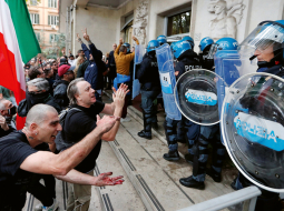 Pagājušajā svētdienā Romā pret Covid-19 vakcināciju un zaļā sertifikāta lietošanu protestēja aptuveni 10 tūkstoši cilvēku. Akcija pārauga grautiņos, kuru laikā policija arestēja 12 cilvēkus, galvenokārt neofašistu partijas Forza Nuova aktīvistus. Viņi mēģināja ielauzties valsts premjera rezidencē, izdemolēja valstī vecākās arodbiedrības biroju  un kādas slimnīcas neatliekamās medicīniskās palīdzības nodaļā piekāva četrus mediķus.
Foto — Scanpix