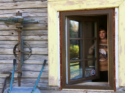 Adrians Augustovskis stāv pie tā paša loga, kur septembra beigās ieraudzīja lāčus. Viņam tas bija interesants piedzīvojums, bet vecākiem Agnesei un Edgaram — nervoza pamācību meklēšana internetā.
Foto — Ieva Puķe