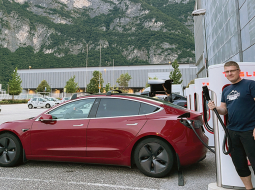 Māra Baltiņa ģimene ar savu Tesla Model 3 dodas arī garos ceļojumos — šovasar divreiz bijuši Itālijā.
Foto no privātā arhīva