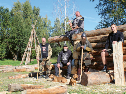 Priekšplānā no kreisās: Juris, Valdis, Kaspars, Jēkabs; augšā sēž Uģis.
Foto — Toms Tauriņš