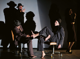 Izrādes protagonistu Bruno (Arturs Krūzkops) un Gaja (Kārlis Reijers) izpildītais gliemežu mīlas balets ir drusku pretīgs un vienlaikus intriģējošs — kā jau viss, kas ir nepazīstams un citāds.
Foto — Margarita Germane