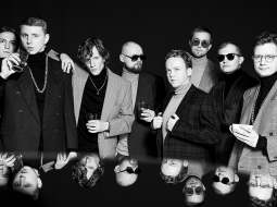 Singapūras satīns: Mārtiņš Plūme (no kreisās), Kristaps Strūbergs, Jānis Krīvēns, Juris Štrāls, Edgars Bāliņš, Kārlis Zenne, Niks Evalds un Eduards Gorbunovs.
Publicitātes foto