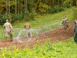 Pirmais kilometrs pagaidu žoga uz Latvijas un Baltkrievijas robežas uzstādīts septembra beigās, turklāt dzeloņstieples bija nevis pašu pirktas, bet gan Slovēnijas dāvinātas.
Foto — Māris Justs
