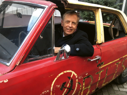 «Plymouth Valiant motoram ir ļoti laba slava, un bija tāds vīrišķīgs izaicinājums — vai to varēsim atjaunot un iedarbināt. Par filmēšanos gan sākumā šaubījos, bet tad sapratu: tur ir stāsts!» Juris Bļodnieks stāsta par dokumentālo filmu, kuru no 30. novembra varēs redzēt arī vietnē Filmas.lv.
Foto — Ieva Puķe