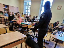 Kinologs Gints Vuškāns kopā ar narkotiku un cigarešu saodēju Darvinu pārbaudēs dodas jau gadus trīs un uzskata — situācija skolās pasliktinās
