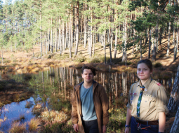 Ķemeru nacionālā parka jaunais reindžers Nauris un gaida Elizabete. Foto – Toms Tauriņš