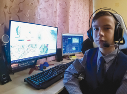 Martinam tāpat kā daudziem viņa vecuma vlogeriem ir jaudīgs dators, datorkrēsls ar galvas atbalstu un austiņas, aprīkotas ar mikrofonu. Taču vairums vienaudžu komentē videospēles, turpretī Martins skaidro paša veidotās laika prognozes. «Cenšos prognozes attēlot nevis aptuveni, bet diezgan precīzi. Tā, kā televīzijā to dara,» lietišķi paskaidro Martins. Attēls no personīgā arhīva

