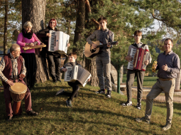 No labās: Gatis Grīnbergs, viņa dēli Ansis, Kārlis un Miķelis, sievasmāte Aija Jaunzeme, sieva Dace un sievastēvs Pauls Jaunzems. Foto – Ieva Salmane