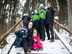 Salnišu ģimene: mamma Līga ar zīdainīti Ādamu un meitu Emmu, tēvs Grigorijs ar dēliem Aleksandru, Paulu un Justu.
Foto — Ieva Salmane