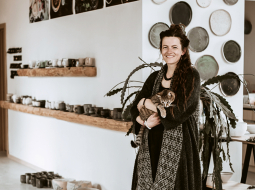 Laima Grigone savā keramikas studijā Rundāles pagasta Urštēnos.
Foto — Kitija Jurcika