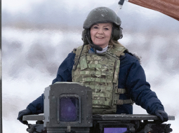 Britu ārlietu ministre Elizabete Trasa brauc ar tanku NATO kaujas grupas apmeklējuma laikā Igaunijā 30. novembrī.
Foto — Simon Dawson / No 10 Downing Street
