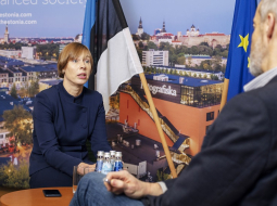 Kersti Kaljulaida sarunā ar Paulu Raudsepu. Foto: Kristīne Madjare