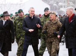 Otrdien un trešdien Rīgā notika NATO dalībvalstu ārlietu ministru tikšanās. Tās uzmanības centrā bija situācija uz robežas ar Baltkrieviju, Krievijas spēku koncentrēšana Ukrainas pierobežā un NATO jaunā stratēģiskā koncepcija. NATO ģenerālsekretārs Jenss Stoltenbergs pirmdien tikās ar Valsts prezidentu Egilu Levitu un apliecināja, ka nepieciešamības gadījumā uz Latviju var īsā laikā nosūtīt vairāk nekā 40 000 karavīru. 
Attēlā: Kanādas ārlietu ministre Melānija Džolija, Stoltenbergs, Sauszemes spēku Mehanizētās kājnieku brigādes komandieris pulkvedis Sandris Gaugers un aizsardzības ministrs Artis Pabriks Ādažu bāzes apmeklējuma laikā.
Foto — LETA