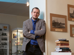 Kaspars Strods: «Man bieži ir prasīts: kāpēc par to raksti, vai pats esi ebrejs? Tad saku: diemžēl ne, bet es tiešām gribētu būt. «Īstie latvieši» — tas ir tāds mitoloģisks formulējums.»
Foto — Māris Justs