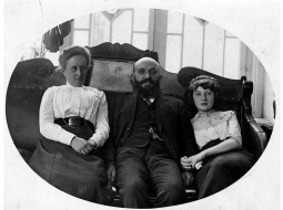 Centrā — Nikolajs Bordonoss. Fotogrāfijas autors nezināms. Andreja Gusačenko privātais arhīvs