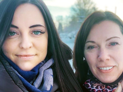 Rucavā un Sikšņos Santas Kornas (pa kreisi) un Daces Miemes organizētais Ziemassvētku pasts darbosies līdz 20. decembrim, bet sveicienus adresātiem nogādās līdz svētku vakaram.
Foto no privātā arhīva