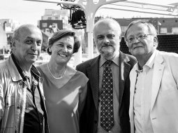 Eiropas literatūras jaunāko laiku parādības jaunā kopumā tvēruši (no kreisās) Timurs Muhidins, Annika Benuā-Dizosuā, Jans Jendžejevskis, Gijs Fontēns. 2021. gada septembrī Denkerkā. Autores foto
