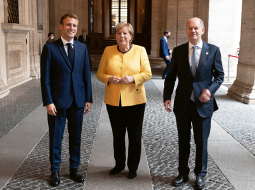 Francijas prezidents Emanuēls Makrons (pa kreisi), Vācijas kanclere Angela Merkele un Vācijas finanšu ministrs Olafs Šolcs G20 valstu samitā Romā oktobra beigās. Merkele bija uzaicinājusi Šolcu līdzi, lai nākamais Vācijas līderis personīgi varētu iepazīties ar citu valstu vadītājiem.
Foto — Scanpix