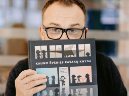 Rītis Zemkausks ar ilustrētu pasaku grāmatu par Kauņas Zvēru — tā vienlaikus ir gan konceptuāla kultūras galvaspilsētas programma, gan  «stāsts par visu, kas Kauņā reiz bijis, nav bijis, bet varēja būt». Grāmatas autori iesaka: «Lasiet, fantazējiet un papildiniet!»
Foto — Martynas Plepys 