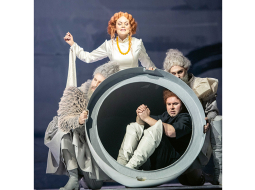 Katram Hamleta varonim ir sava «ēna» jeb sirdsapziņa, kas palaikam darbojas neatkarīgi no viņa paša. Polonija sirdsapziņa — Andis Kurmītis, Ofēlija — Inga Šļubovska-Kancēviča, Hamlets — Andris Ludvigs (centrā) un Klaudija sirdsapziņa — Aigars Larionovs.
Foto — Kristaps Kalns