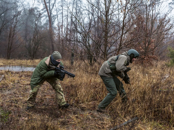 Viesmīle Anastasija Bilošitska brīvprātīgo militārajās mācībās netālu no Kijevas decembra sākumā.
Foto — The New York Times
