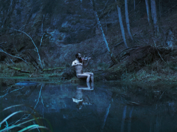 Kadrs no dokumentālo filmu režisora Uģa Oltes pirmās spēlfilmas Upurga.
Publicitātes foto