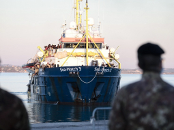 Vācijas migrantu glābšanas kuģis "Sea Watch 3" ar 440 migrantiem uz klāja 31.decembrī ierodas ostā Sicīlijas salā Itālijas dienvidos. Foto: EPA/Scanpix/LETA