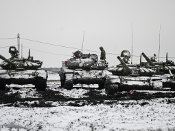 Krievijas armijas tanki T-72B3 kaujas vingrinājumu laikā Kadamovskas poligonā Rostovas apgabalā. Foto: REUTERS/Scanpix/LETA