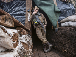 Ukraiņu karavīrs 10. janvārī ierakumos pie robežas ar prokrievisko separātistu kontrolēto Doņeckas reģionu.
Foto — Scanpix