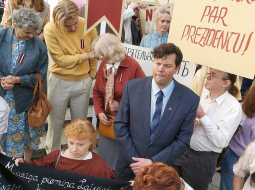Kadrs no seriāla Krimināllieta iesācējam. Attēlā centrā Mārcis Maņjakovs politiski ietekmīga darboņa lomā.
Publicitātes foto