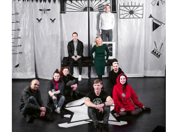 Baltkrievu trupa ar papildspēkiem viesizrādē Rīgā. 
No kreisās 1. rindā: Vitālijs Ļeonovs, Natālija Ļeonova, Natella Belugina, Iļja Jasinskis, lietuviešu režisors Andrjus Darela, Aleksandrs Ratko, Lietuvas Krievu drāmas teātra aktrise Jevgeņija Karpikova. 2. rindā: Iļja Jasinskis un Anna Ivanova. Aizmugurē: Vasilijs Miničs.
Foto — Ieva Salmane