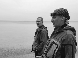 Guntis Berelis (pa kreisi) un Andris Akmentiņš maija nogalē jūrā meklē dzintaru un mazās fosilijas. 
Foto — Andrejs Mārtiņš Grīnbergs