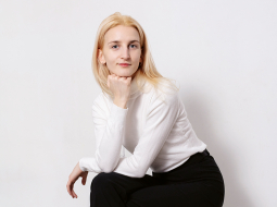 «Esmu pārliecināta — ja nebūtu pievienojusi Facebook ierakstam fotogrāfiju, tādas rezonanses noteikti nebūtu,» saka Kate Gecēviča. Tomēr vairāk par sitieniem sāp tieši emocionālie pāridarījumi.
Foto — Kristīne Madjare
