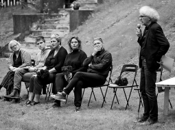 Žurnāla Domuzīme Dzejas balvai nominēto dzejas krājumu autori Ojāra Vācieša memoriālā muzeja dārzā pērnā gada 8. septembrī. Dzejnieki (no kreisās) Inese Zandere, Edvards Kuks, Ieva Rupenheite, Liepa Rūce, Eduards Aivars un Guntars Godiņš. 
Foto no Domuzīmes arhīva