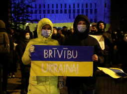 Iepretī Krievijas vēstniecībai notiek pikets pret Krievijas agresiju Ukrainā. Foto: Evija Trifanova, LETA